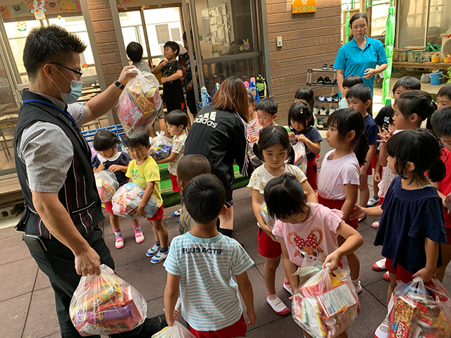西之表幼稚園様へのお菓子寄贈の様子
